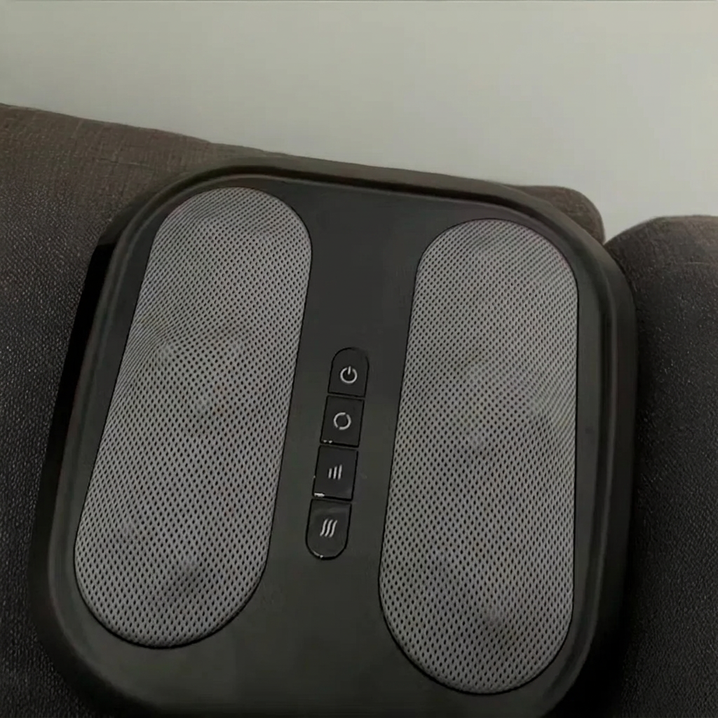 Fodlux Pro on a customer's couch